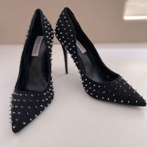 Steve Madden Spiked Pump